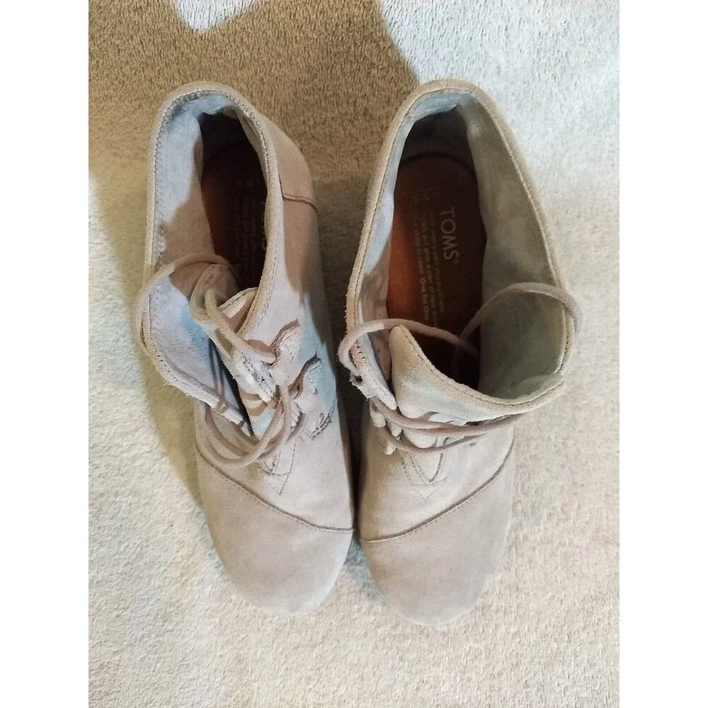 Tom's Women's Suede Wedge Lace Up Ankle Booties Gray Taupe Size W 9 Edgy